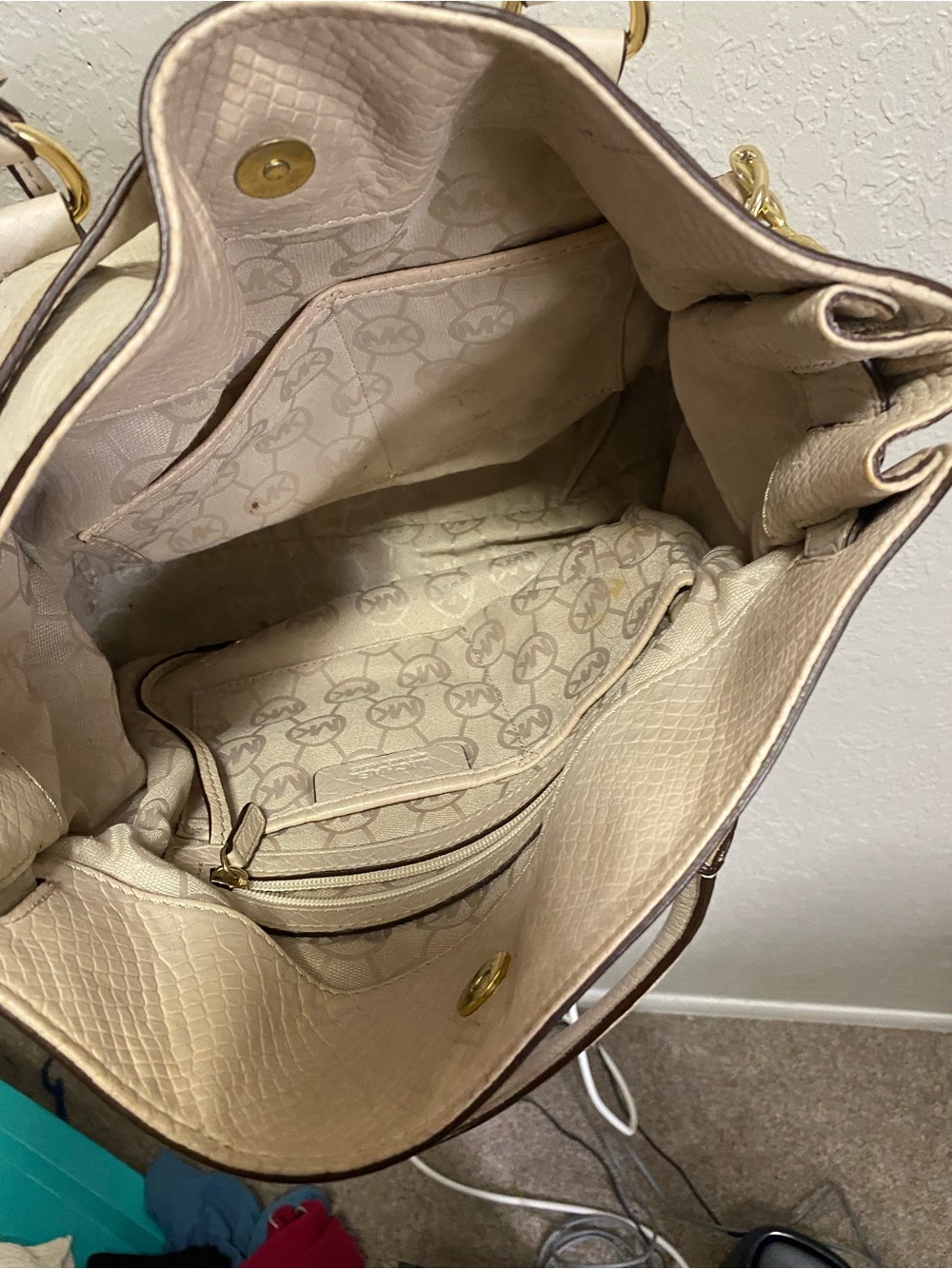 Michael Kors Cream Leather Shoulder Bag with Gold Hardware - Picture 2 of 8